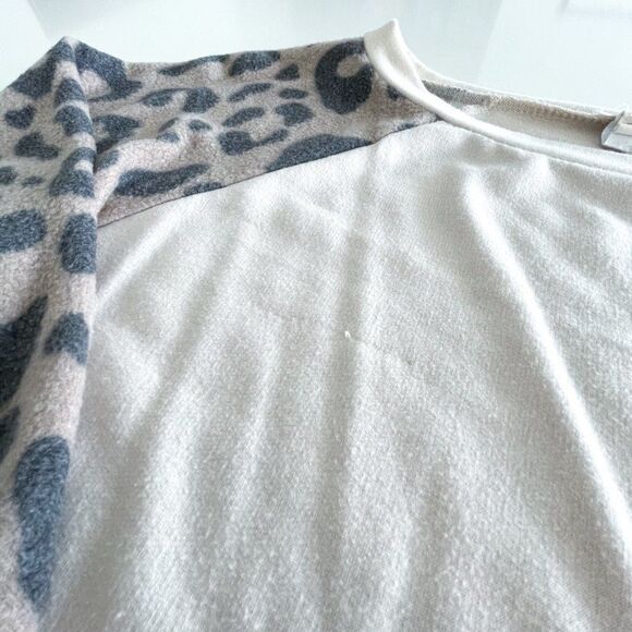 Small Boutique // Leopard balloon sleeve top // Size Medium - Picture 2 of 7
